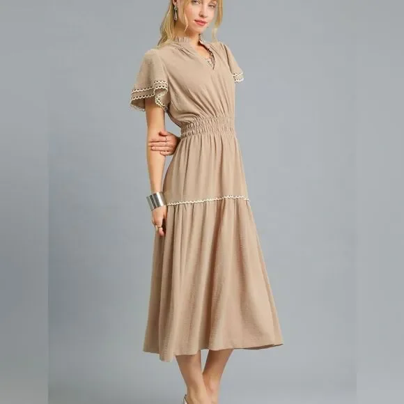 Umgee Tiered Flutter Sleeve Nuetral Tan White Midi Dress Elegant Femme sz Medium Umgee Tiered Flutter Sleeve Nuetral Tan White Midi Dress Elegant Femme sz Medium